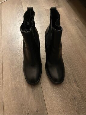 Steve Madden Black Leather Chelsea Booties